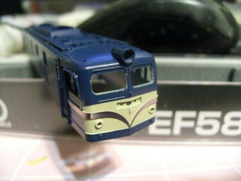 KATO EF58 Hゴム小窓の前面窓サイズを換えてみる : にゃんまるらぼ