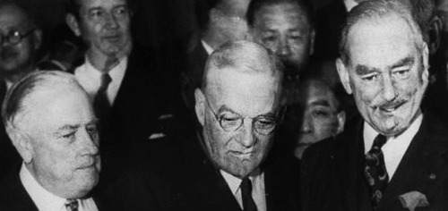 19510908 日米安保条約に一人で署名する吉田茂全権ss