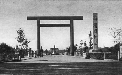靖国神社白黒