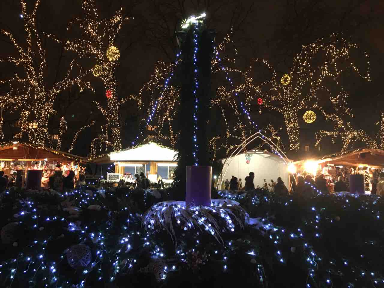 デアーク フェレンツ広場 Deak Ferenc Ter のクリスマスマーケット ドナウの東か 遥かもっと東から