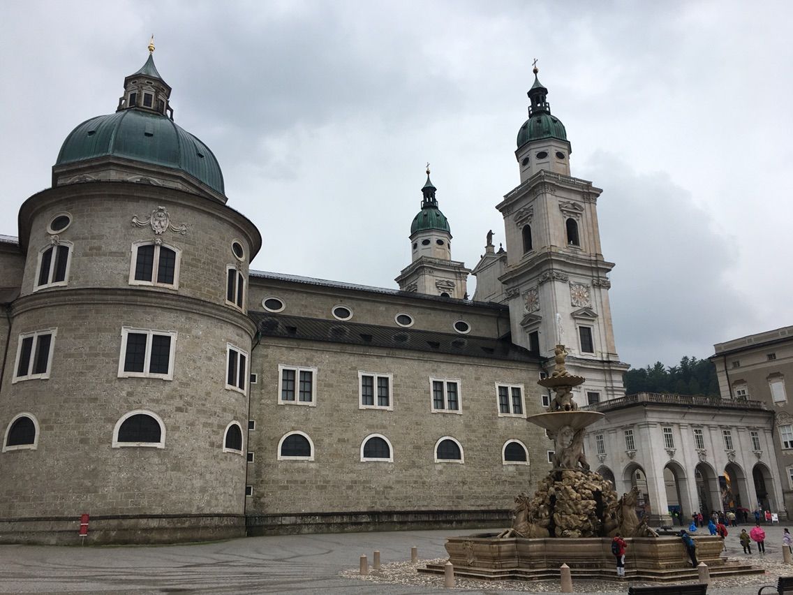 ザルツブルク Salzburg の街並み ドナウの東か 遥かもっと東から