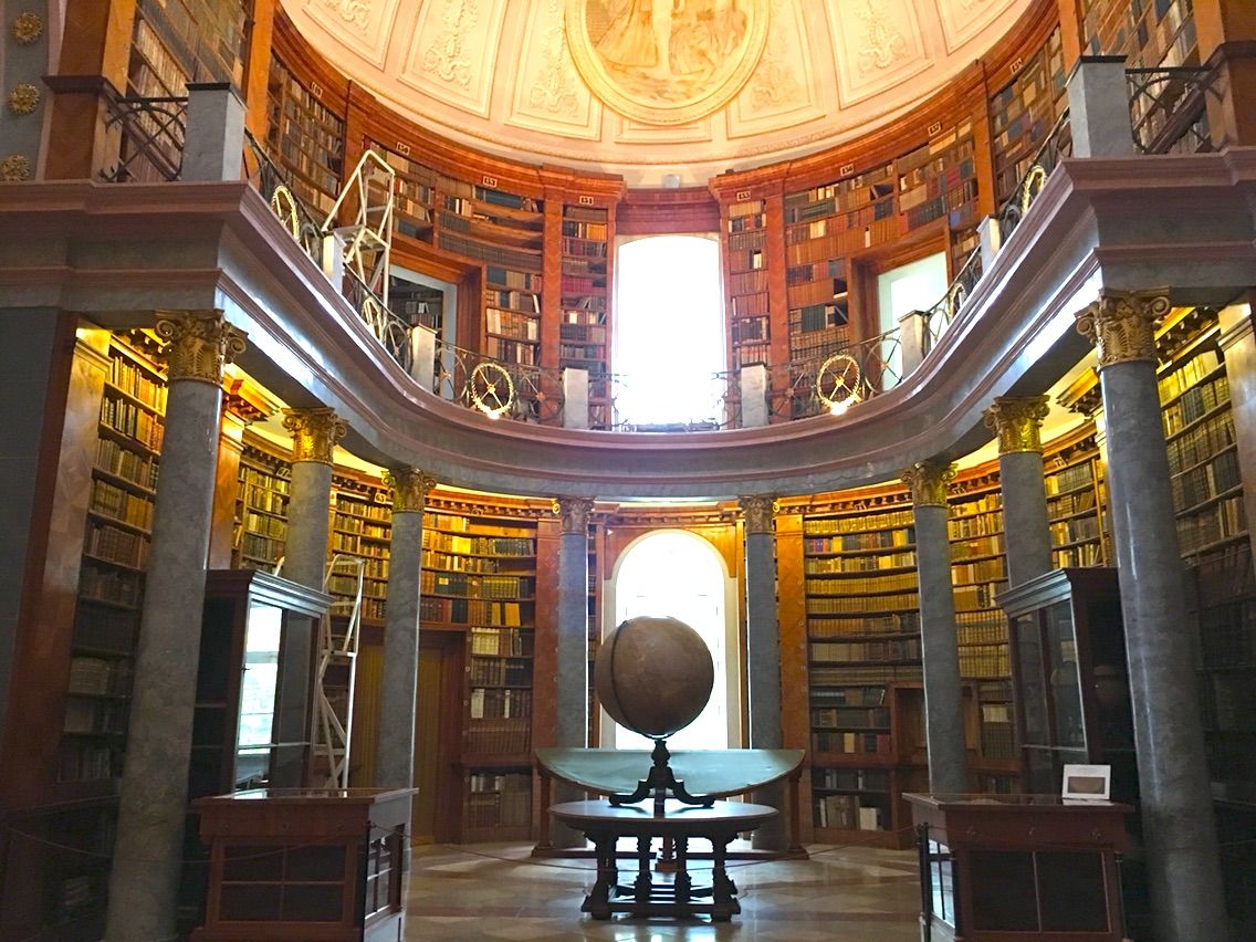 パンノンハルマ Pannonhalma の修道院にある図書館 ドナウの東か 遥かもっと東から パンノンハルマ Pannonhalma の修道院にある図書館 ドナウの東か 遥かもっと東から