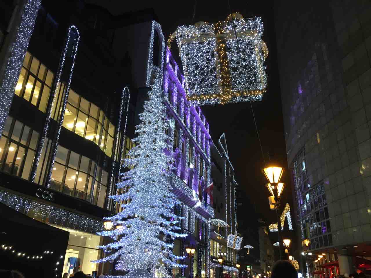 ファッション ストリート Fashion Street のクリスマスイルミネーション ドナウの東か 遥かもっと東から ファッション ストリート Fashion Street のクリスマスイルミネーション ドナウの東か 遥かもっと東から