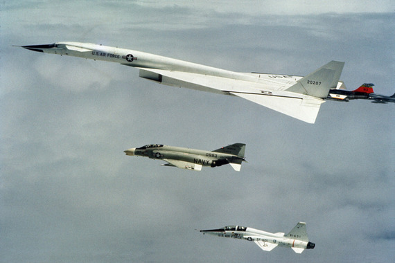 xb70_crash_04