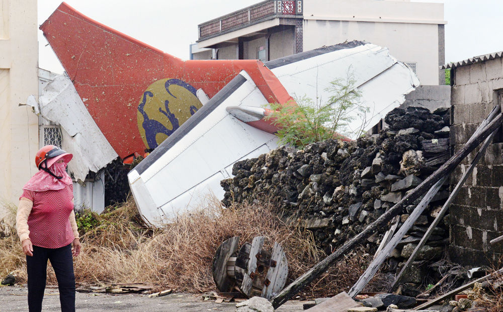 14年7月23日 トランスアジア航空222便 Atr 72 500 馬公空港 着陸失敗事故 写真16枚 Overd Planes 14年7月23日 トランスアジア航空222便 Atr 72 500 馬公空港 着陸失敗事故 写真16枚 Overd Planes