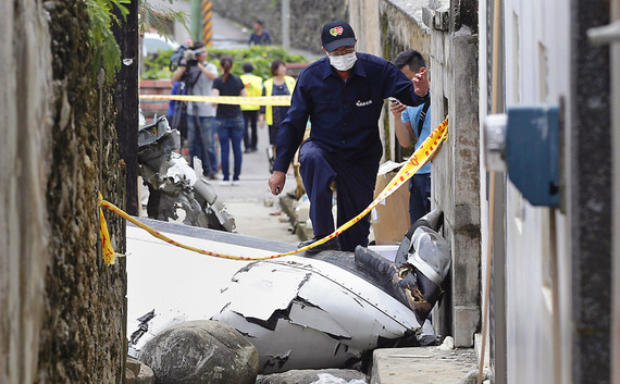 TransAsia Airways Plane Crashes_16