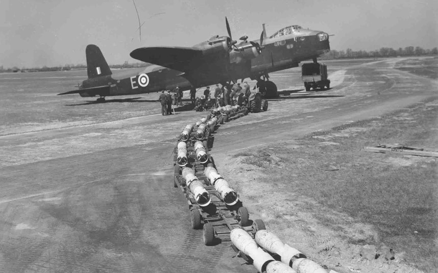 Aviation Data Focus : 第二次世界大戦『イギリス空軍爆撃機軍団（Bomber Command）』乗員記録写真【写真21枚】