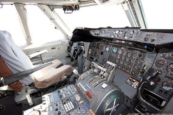 Boing747－200_cockpit_03