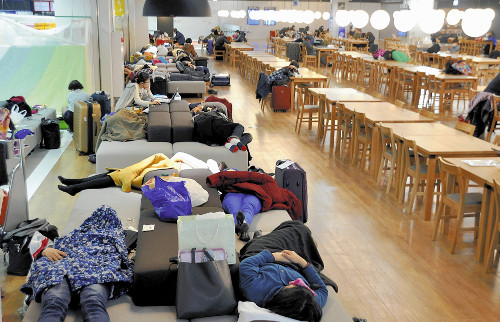 成田空港 Lcc専用 第3ターミナルビル 24時間利用可能フードコートエリアに多数の仮眠者 ソファベンチ空き少なく床で寝る人も 飛行機ちゃんねる Aircraft Channel 成田空港 Lcc専用 第3ターミナルビル 24時間利用可能フードコートエリアに多数の仮眠者 ソファベンチ空き少なく床で寝る人も 飛行機ちゃんねる Aircraft Channel