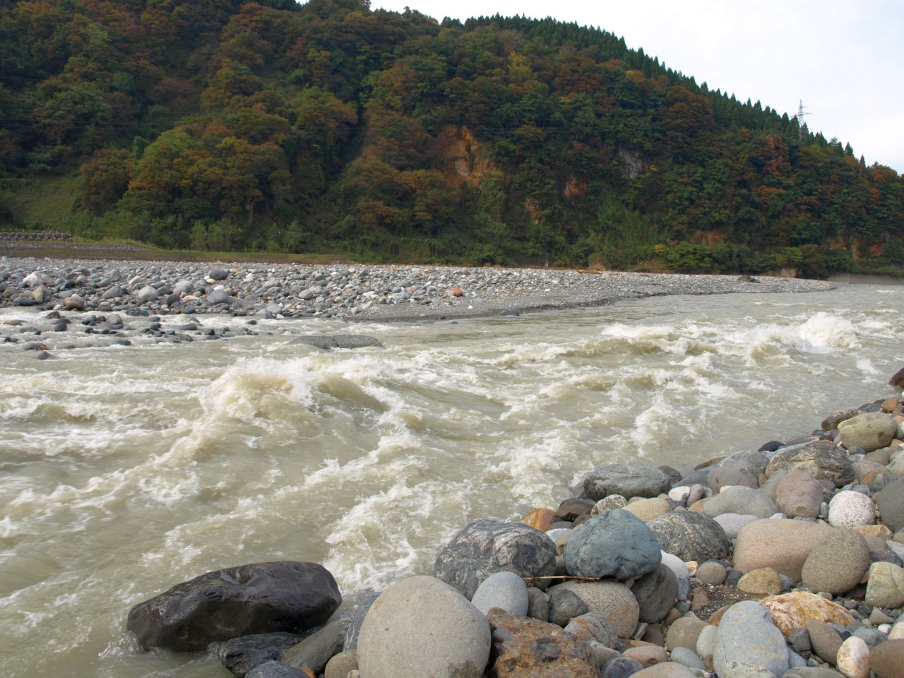 ガラス質部分有り 姫川水系 翡翠原石(海石) 向こ