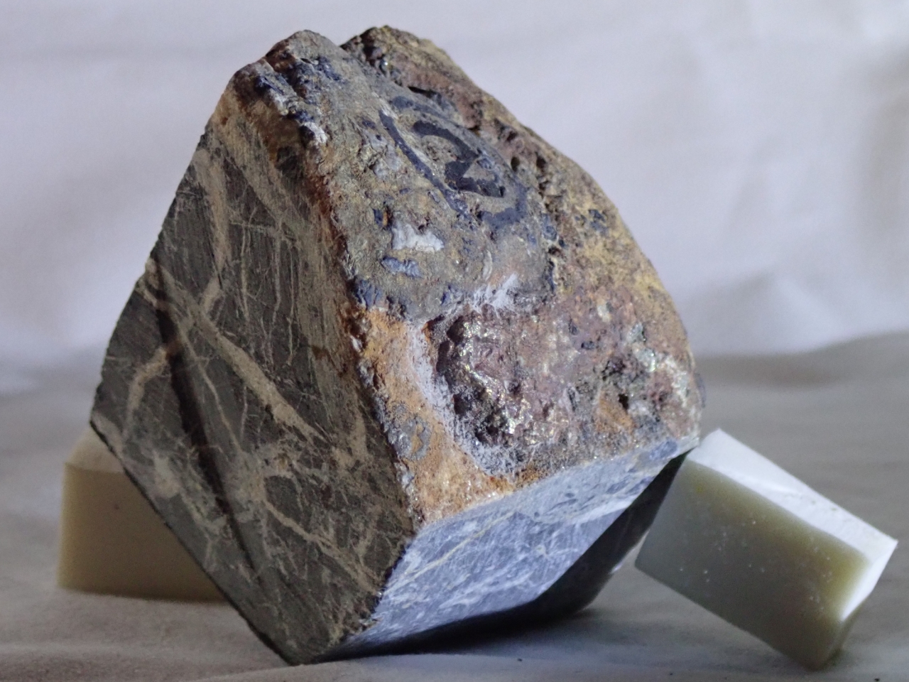 切断面（部分的に金華石を含む岩石） : 富山で眠る人のブログ