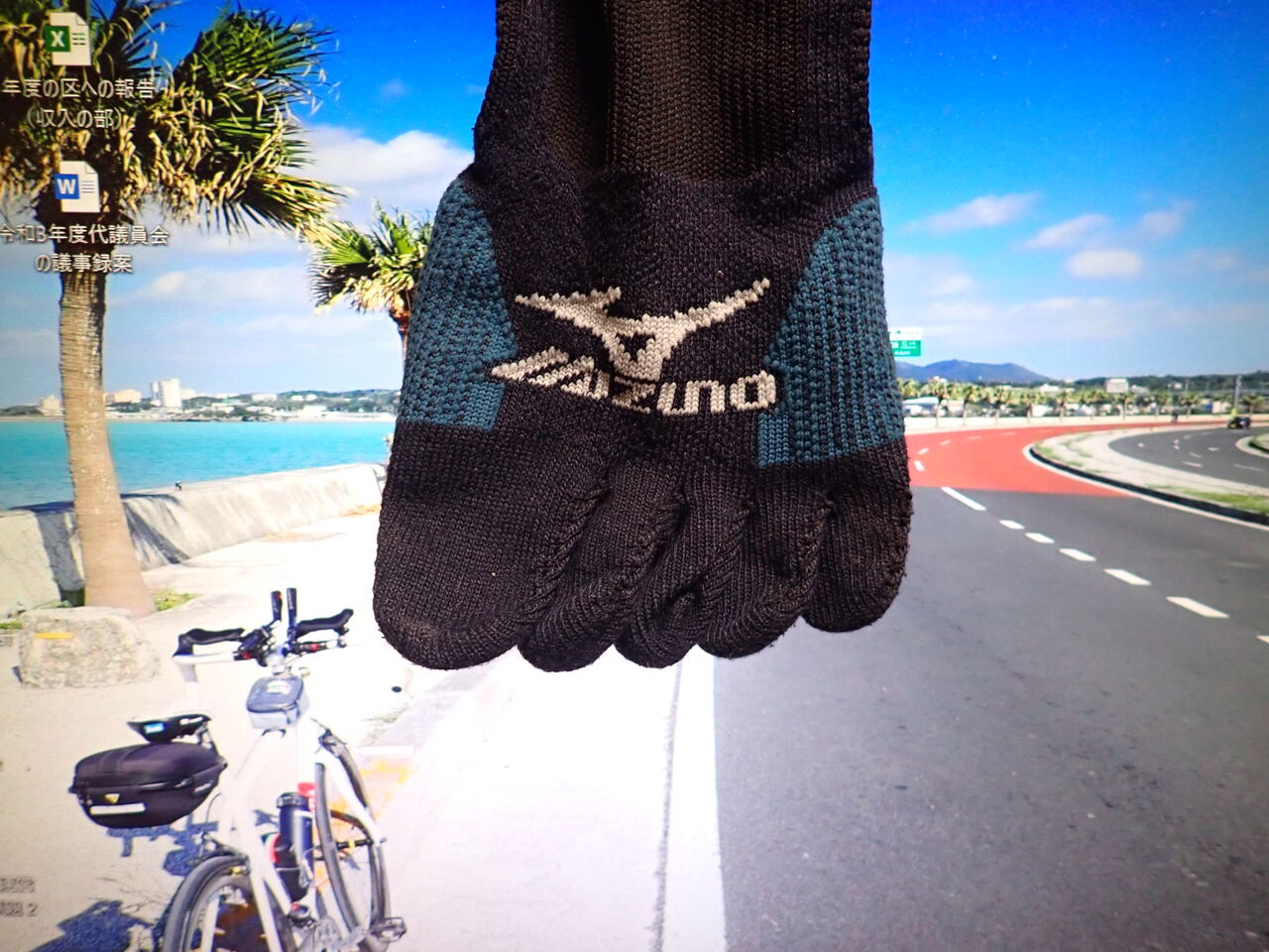 ロードバイク靴 靴下はおまけなのでいらない方は教えてください シューズの上から履く靴下 | 正屋ブログ