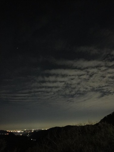 夜の筋雲