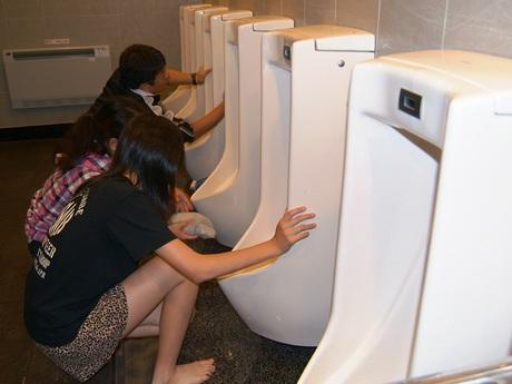 ヴァルハラ 女子中学生に男子トイレの小便器を手洗いさせるのってどうよw ヴァルハラ 女子中学生に男子トイレの小便器を手洗いさせるのってどうよw