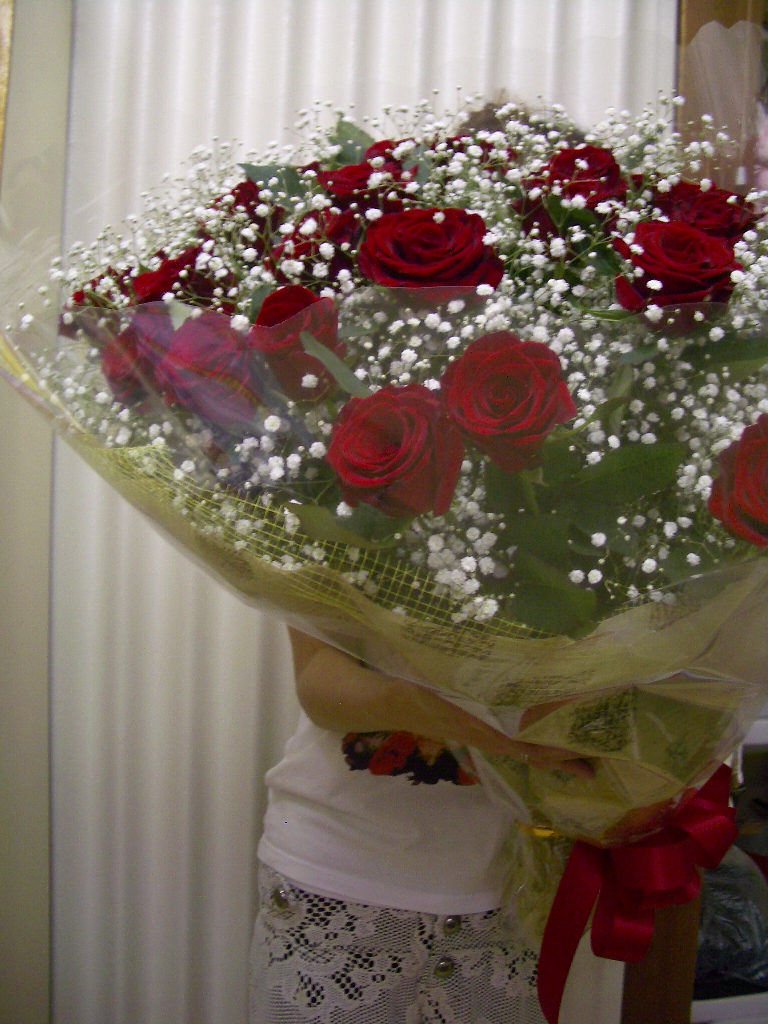 真っ赤なバラの花束が送ってきました 赤ちゃん堂の営業日記 真っ赤なバラの花束が送ってきました 赤ちゃん堂の営業日記