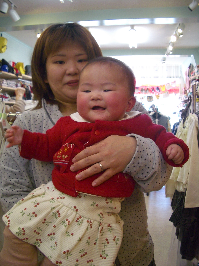 ５ヶ月の赤ちゃんがスカートをはきました 赤ちゃん堂の営業日記