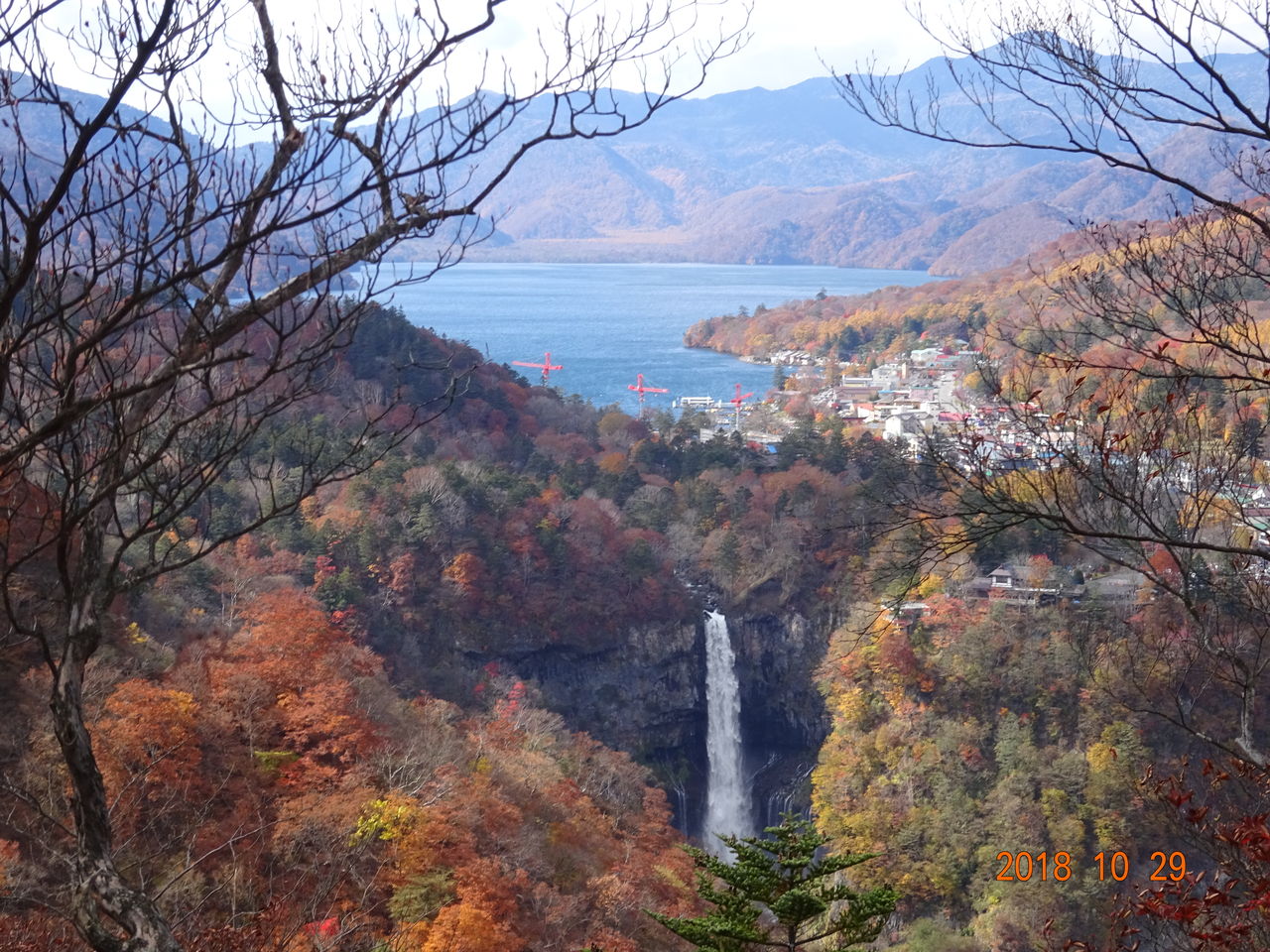 紅葉の奥日光 中禅寺湖 華厳の滝に行った 黄色いカンナと赤い夾竹桃 紅葉の奥日光 中禅寺湖 華厳の滝に行った 黄色いカンナと赤い夾竹桃