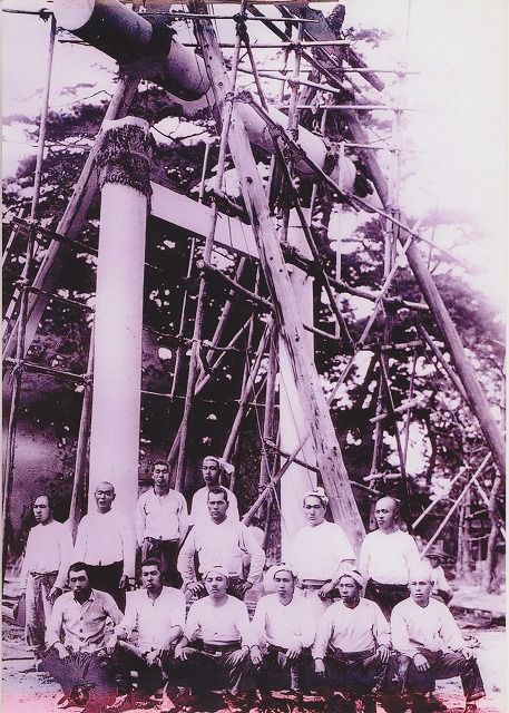 神明社大鳥居建設中42厄年 神谷重明の父-001