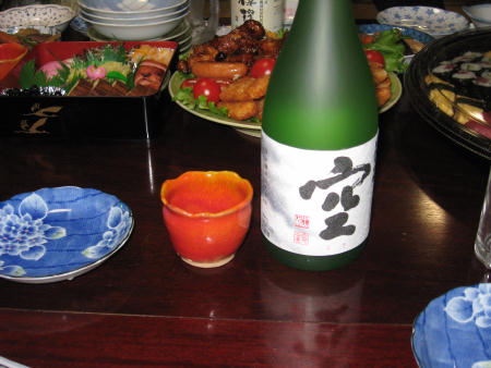 赤いぐい呑みと取って置きの日本酒
