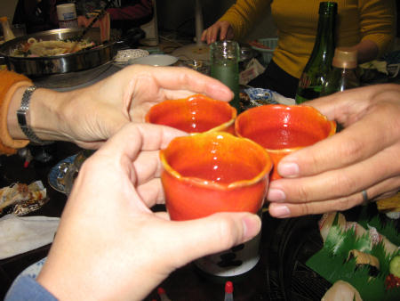 お祝いに赤いぐい呑みで乾杯