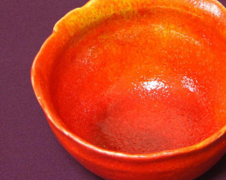 花のように咲く赤い抹茶茶碗(見込)
