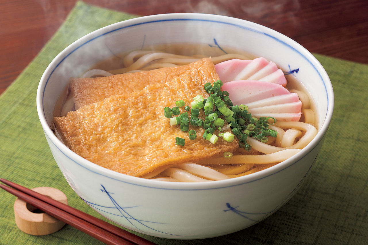 深夜に食べるきつねうどんの美味しさは異常