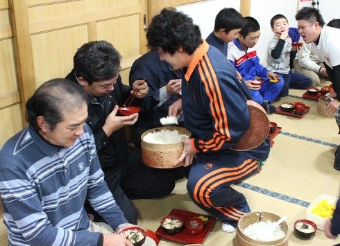 「めしめしめしーっ！」「しるーっ！」絶叫して食事する青森の奇習「おこもり」