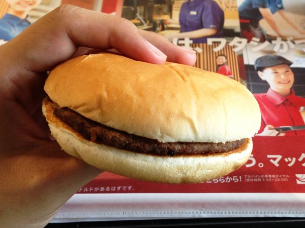 【衝撃】広告の写真とまったく同じハンバーガーを出すマクドナルドが一店舗だけ実在・店舗の方針か