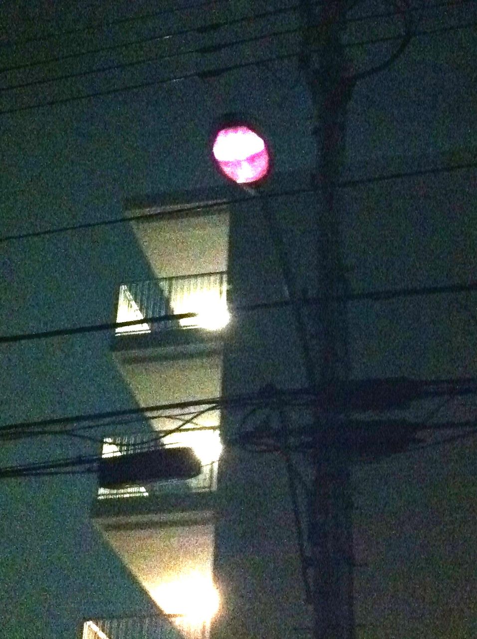 光と人 防犯のために青い街頭が使用される昨今 赤い街灯が出現 光と人 防犯のために青い街頭が使用される昨今 赤い街灯が出現