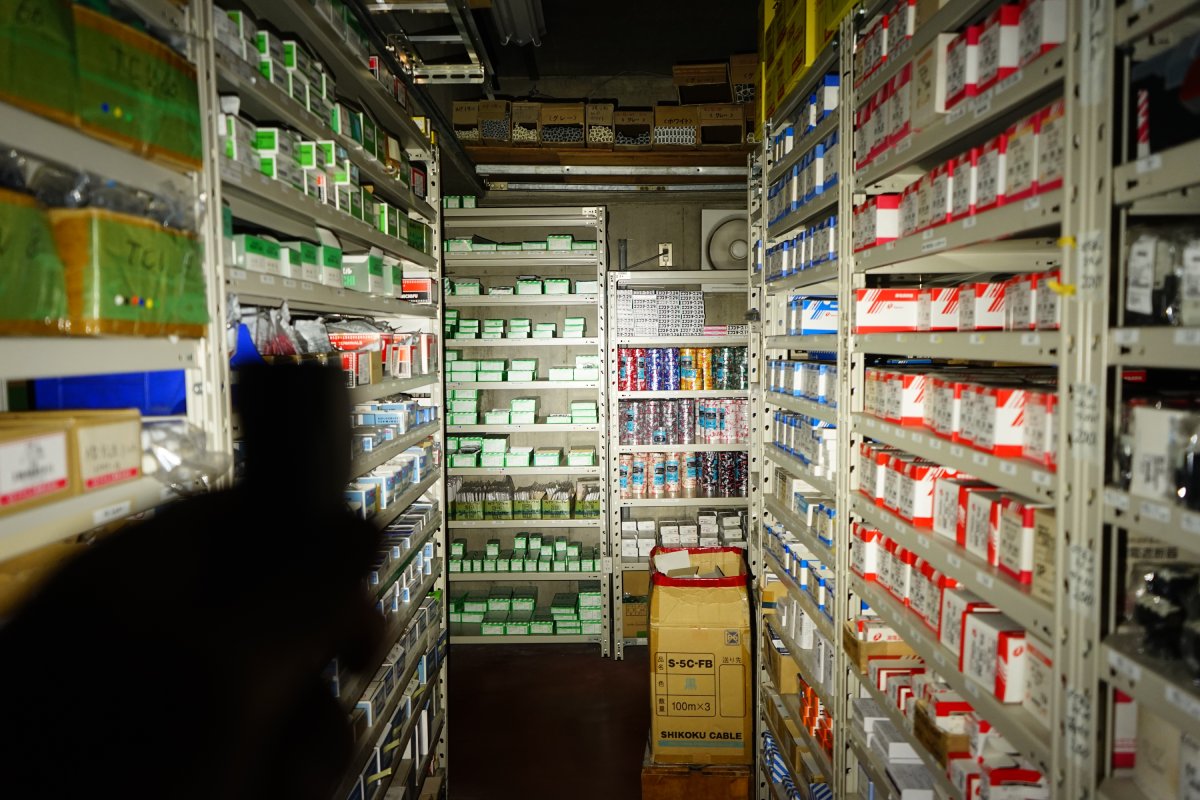 スタイリッシュでコンパクト！思わず手元に置きたいデザインライト