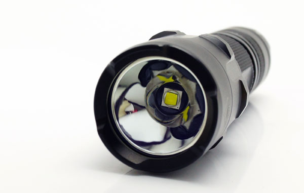 新発売!NITECORE P20 デュアルスイッチ LED フラッシュライト ...