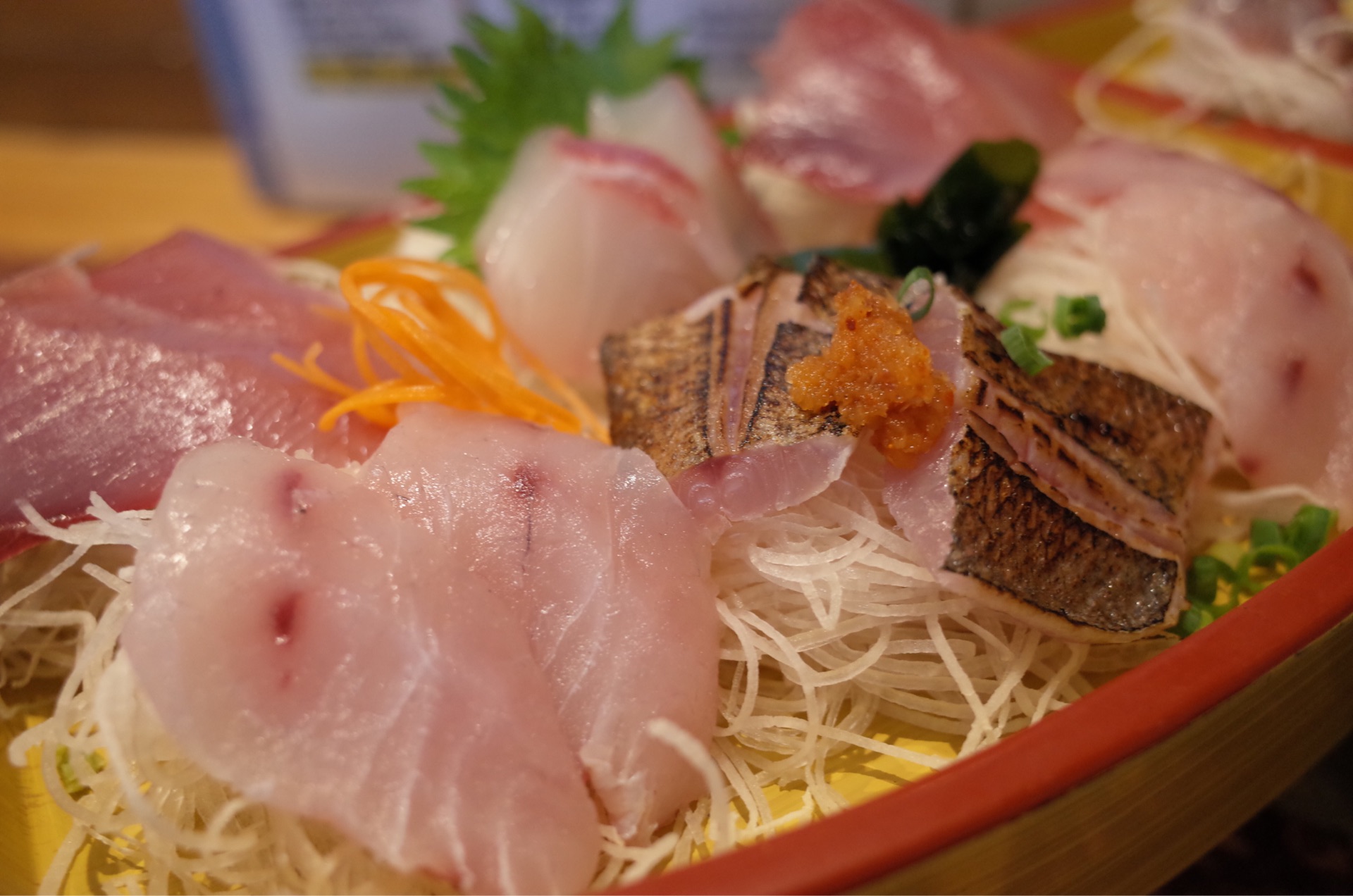 静岡県 焼津市 舟盛りで出てくる刺身定食 魚家 今宵も赤提灯の食べある記