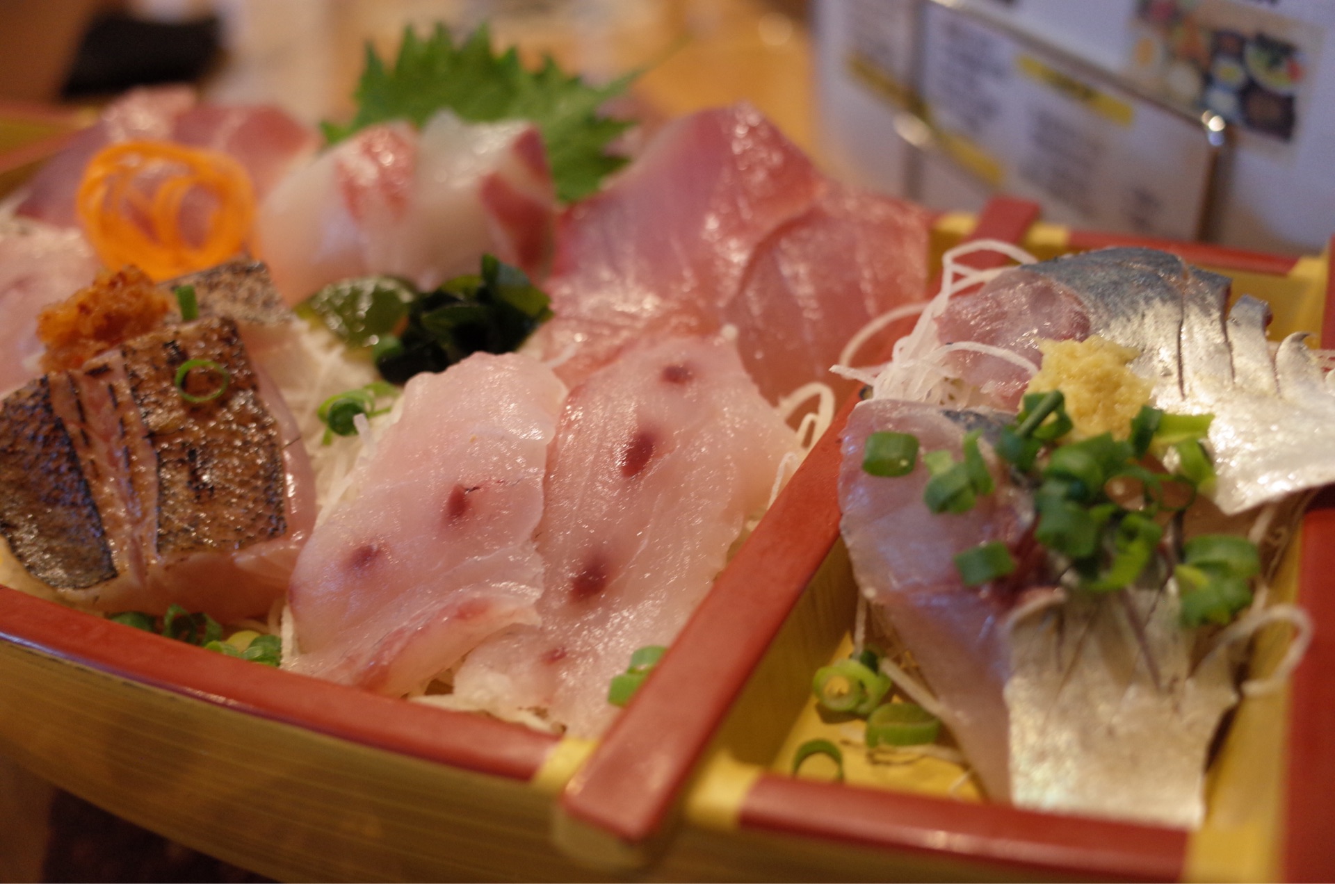 静岡県 焼津市 舟盛りで出てくる刺身定食 魚家 今宵も赤提灯の食べある記