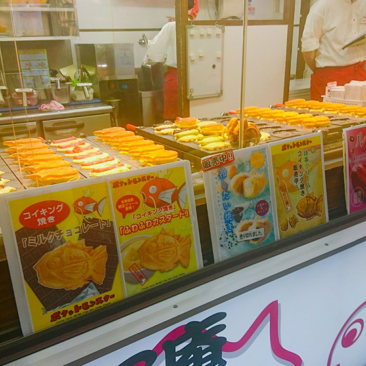 横浜駅西口交番前のたい焼き屋さん くりこ庵 ゆずこと歩こ