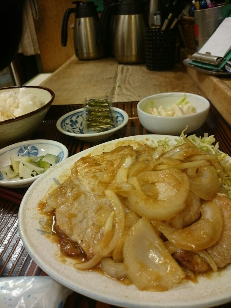 横浜関内 米代 ランチはサラリーマンで満席になる前にダッシュで着席 ゆずこと歩こ