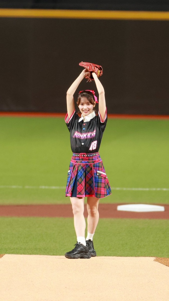 AKB48 伊藤百花ちゃん、台湾でノーバン始球式を披露！！【台湾プロ野球チーム・楽天モンキーズ/いともも】