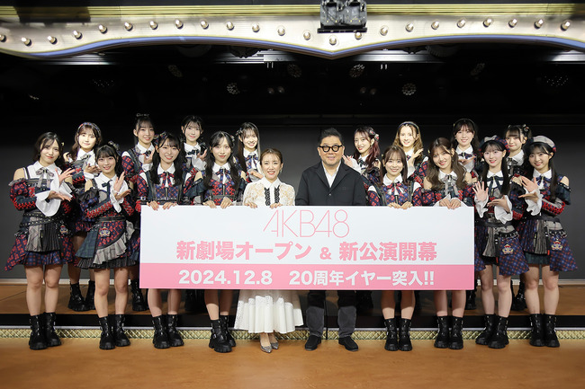 AKB48-members-AkimotoYasushi-TakahashiMinami