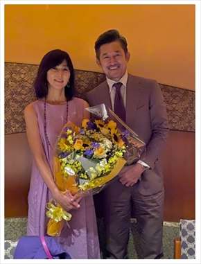 結婚27周年でもラブラブ カズ りさ子夫妻が記念日2ショット公開 とにかく明るい家族でよかった 芸能情報フラッシュ 結婚27周年でもラブラブ カズ りさ子夫妻が記念日2ショット公開 とにかく明るい家族でよかった 芸能情報フラッシュ