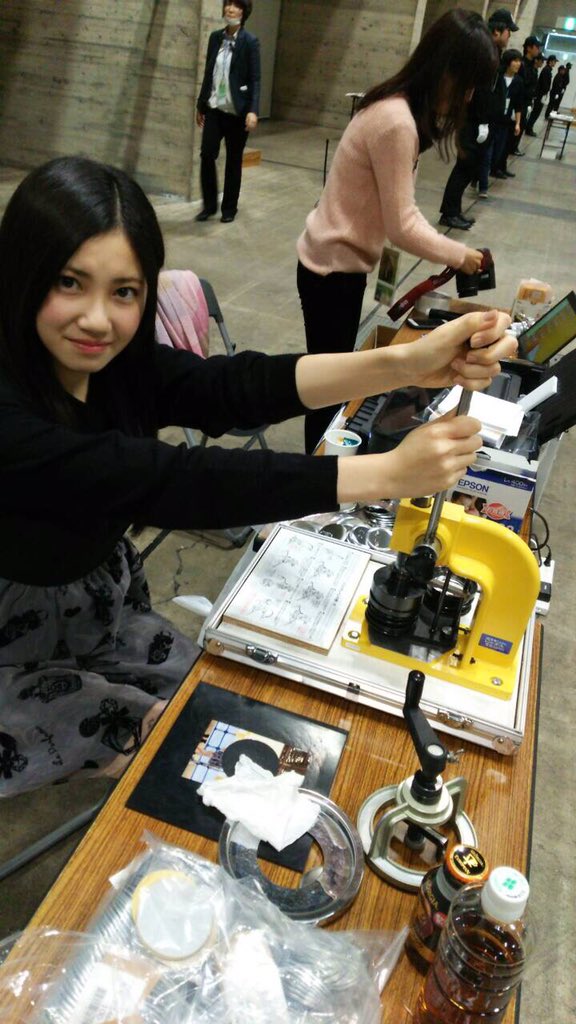 CYRKySdUsAAdx3j_orig