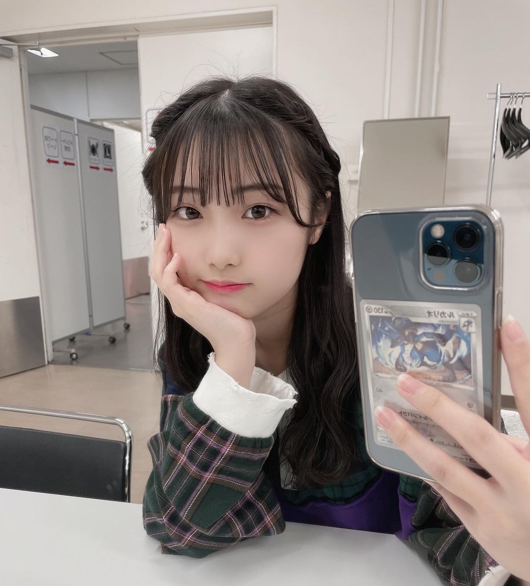 ポケモンカードをスマホに挟む倉島杏実さん Ske48箱推し