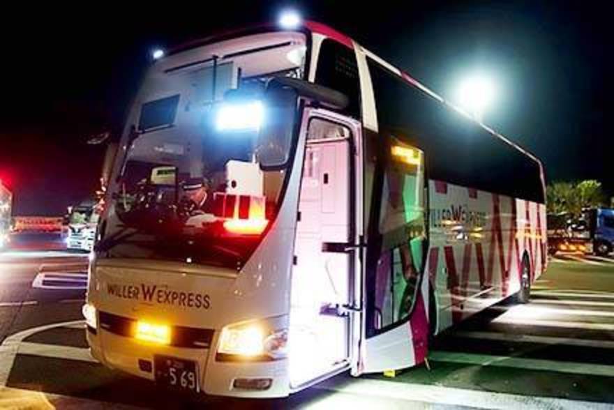 【愕然】女さん、夜行バスで見知らぬ人と手を繋いだ結果wwwwwww(画像あり)