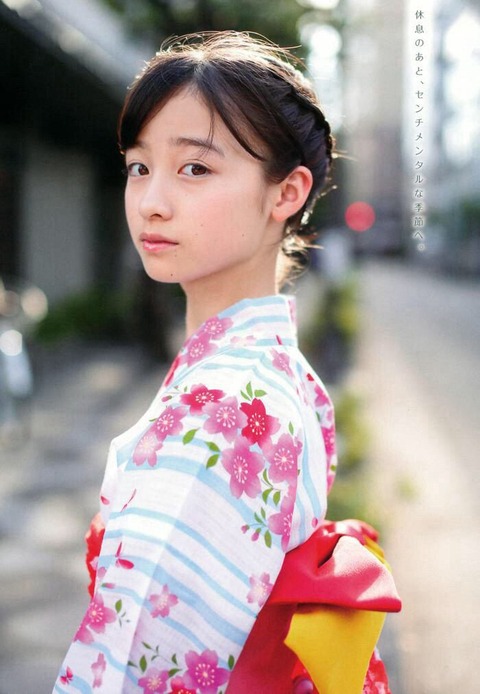 花柄の浴衣を着ている橋本環奈