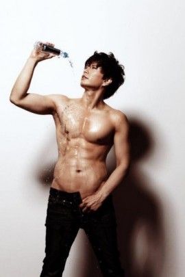 gackt-abs-e1462410660847