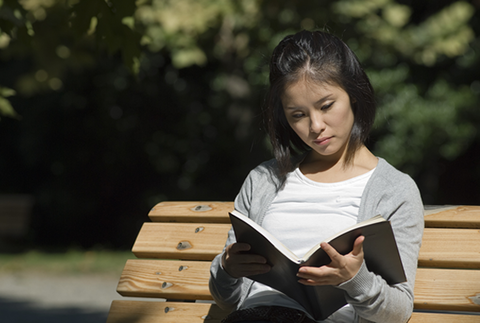 読書をする女性