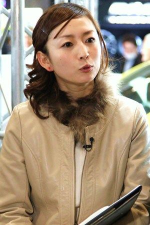 ベージュの革のジャケットを着ている狩野恵里