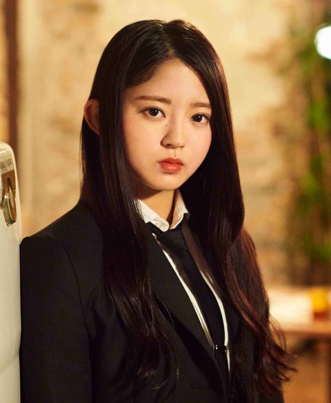 1200px-2017年欅坂46プロフィール_鈴本美愉_2