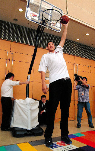 岡山恭崇 身長230cm元バスケットボール選手 現在の姿が駅で目撃されるwwwすげえwww 画像あり Newsまとめもりー 2chまとめブログ 岡山恭崇 身長230cm元バスケットボール選手 現在の姿が駅で目撃されるwwwすげえwww 画像あり Newsまとめもりー 2chまとめブログ