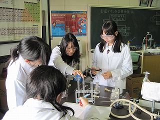 2009年11月岡山理大女子学生実験指導 011