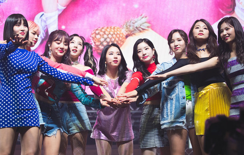 Twice_in_a_showcase_on_April_9,_2018_(2)