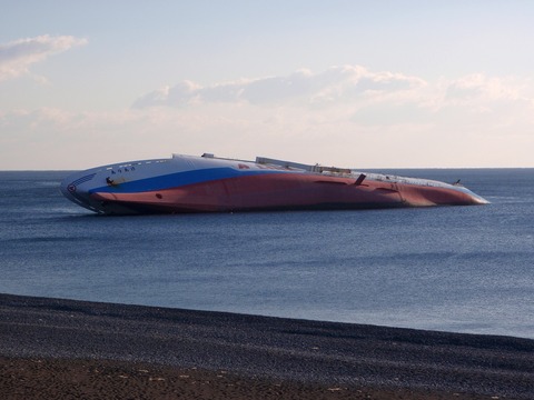 Ferry-ARIAKE_that_took_the_ground_Mie,JAPAN